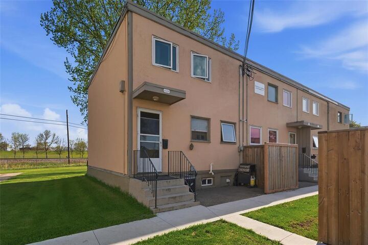 Property Photo:  628 Herbert Avenue  MB R2L 1G1 