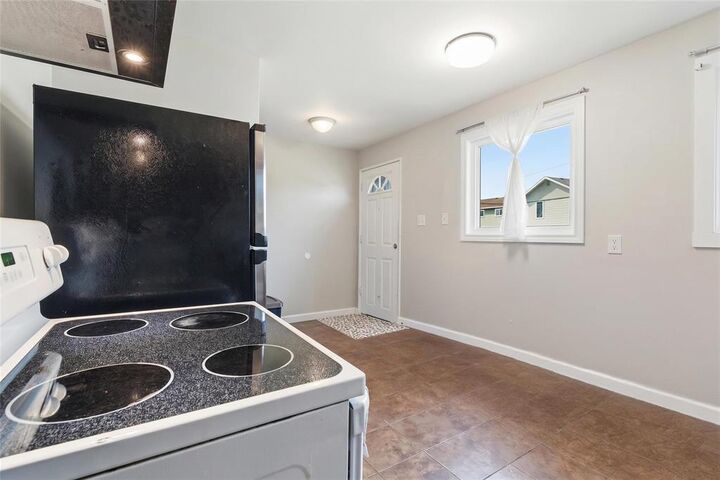 Property Photo:  646 Herbert Avenue  MB R2L 1H2 