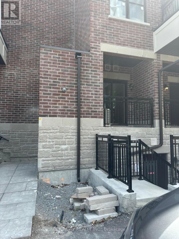 Property Photo: 103-15100 Yonge Street 209 ON L4G 4C8