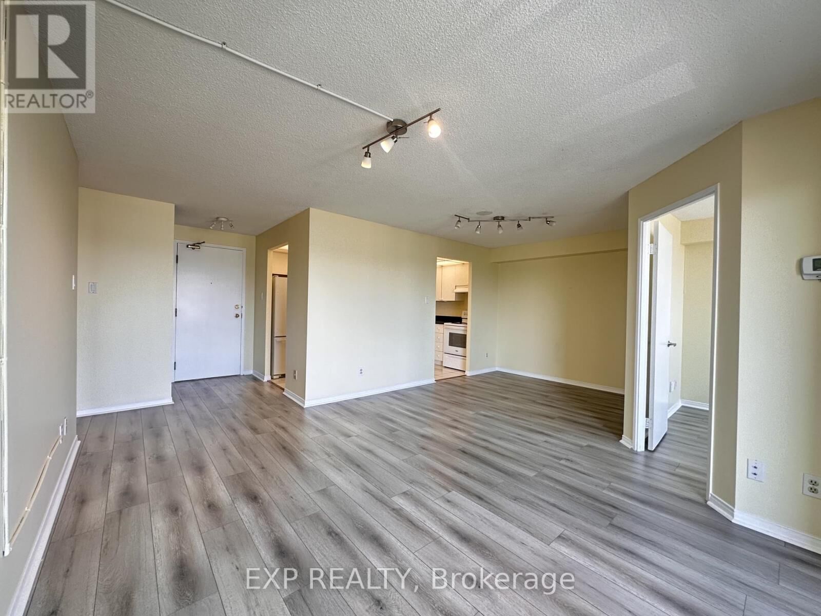 Property Photo: 115 Hillcrest Avenue 502 ON L5B 3Y9