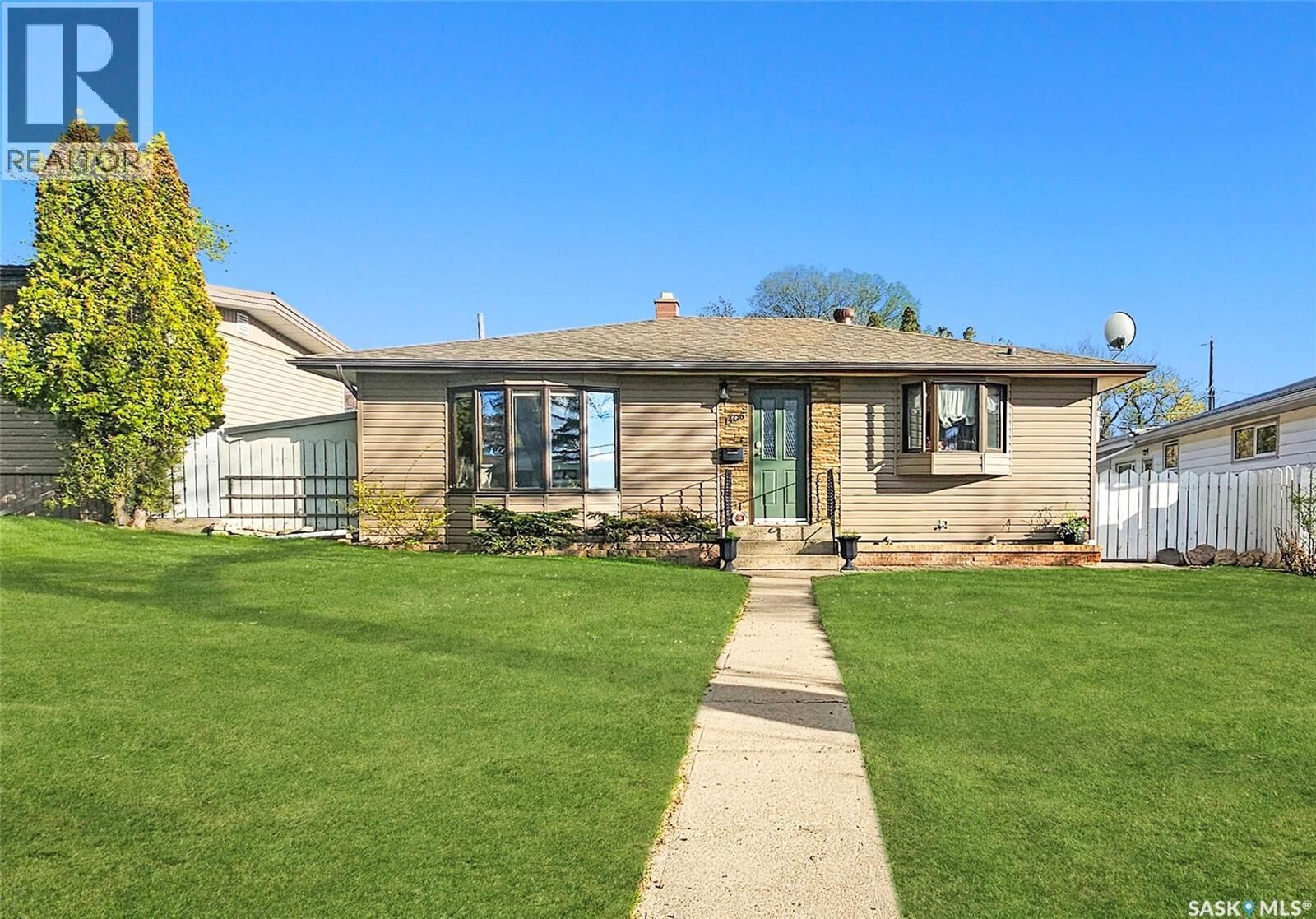 Property Photo: 1406 Ashley Drive SK S9H 1N5