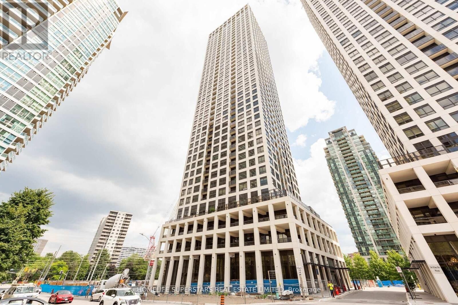 Property Photo: 30 Elm Drive West 3801 ON L5W 0G3