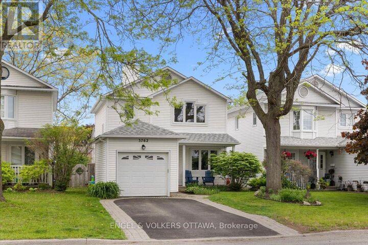 Property Photo: 3762 Autumnwood Street ON K1T 2K8