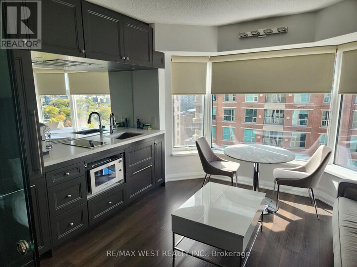 Property Photo: 155 Yorkville Avenue 1616 ON M5R 0B4