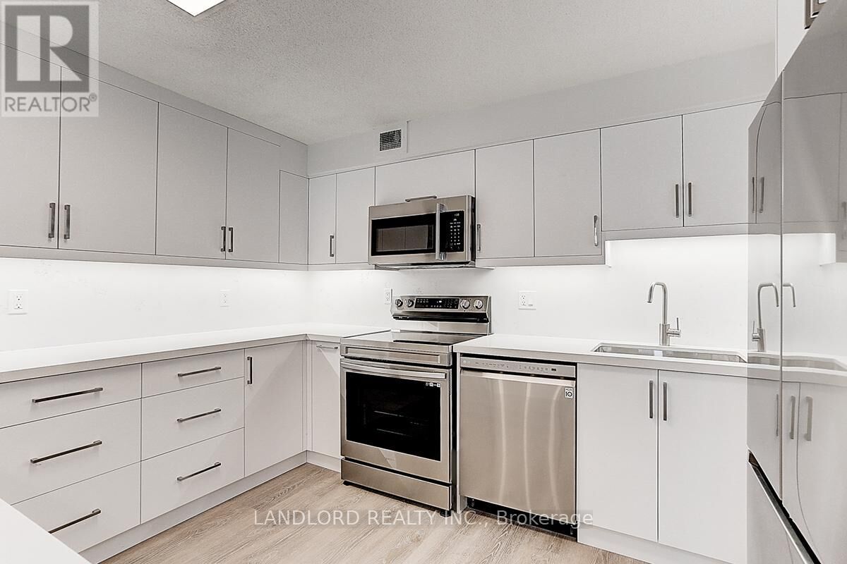 Property Photo: 188 Spadina Avenue 405 ON M5T 3A4