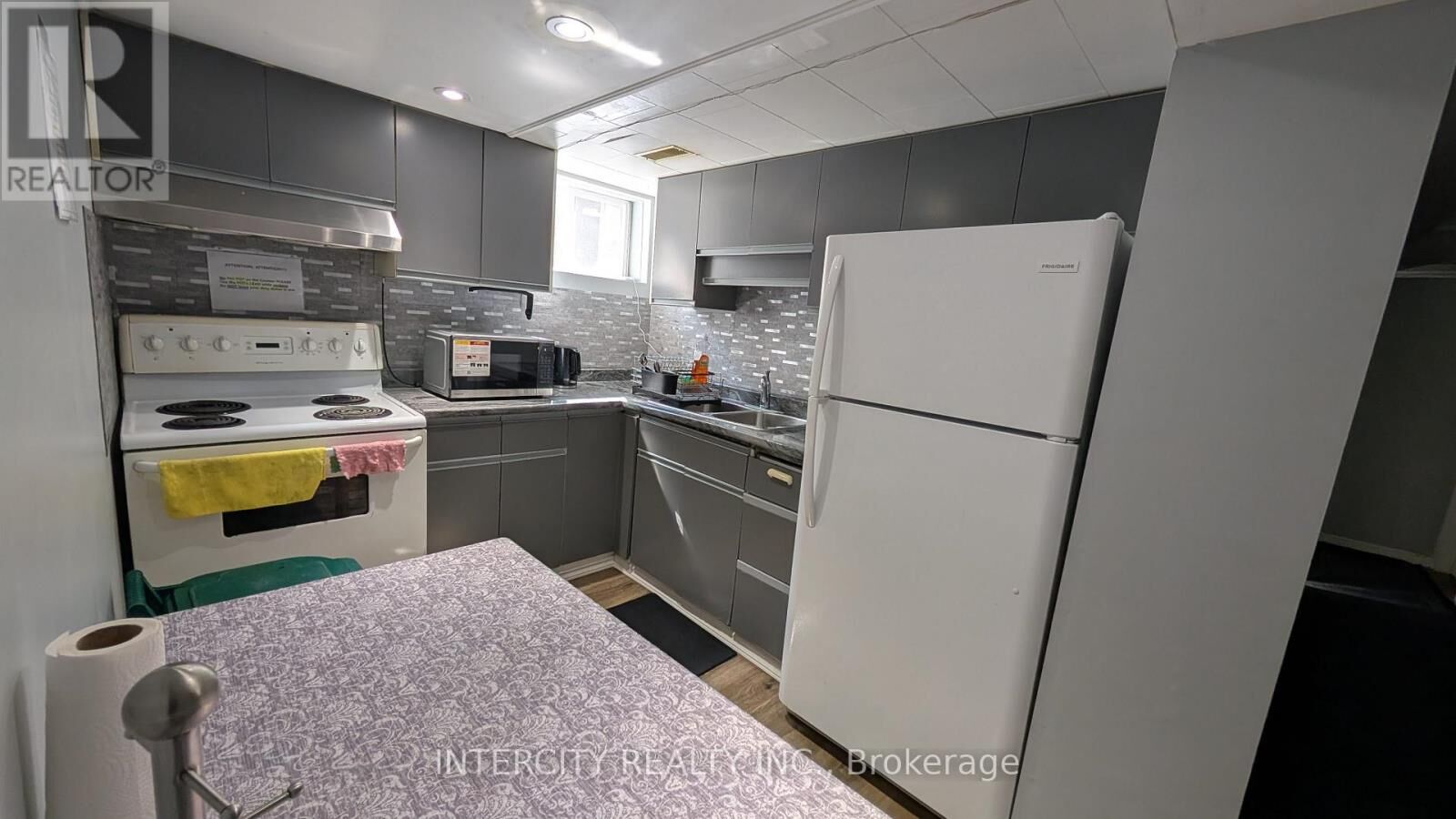 Property Photo: 56 Caracas Road Room 2 ON M2K 1B1