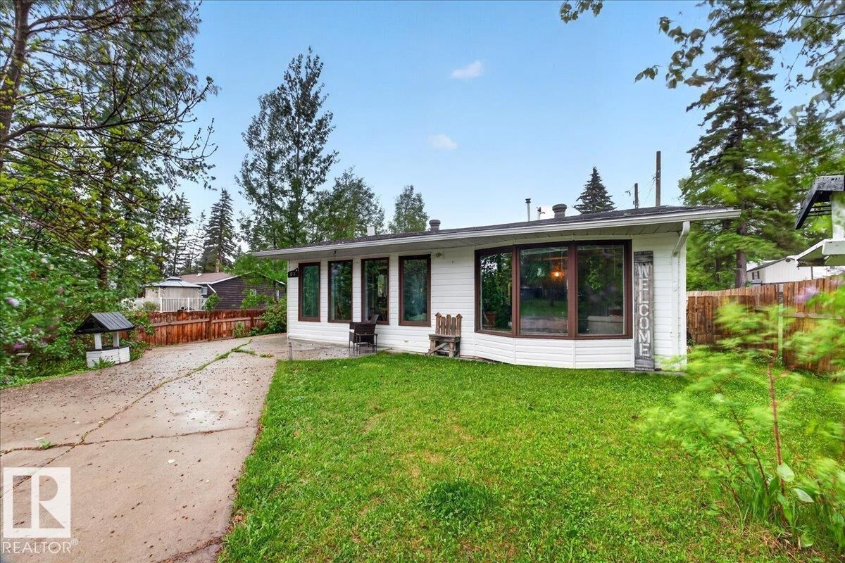Property Photo:  1311 Park Crescent  AB T0E 0A2 