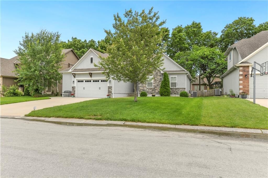 Property Photo: 2821 SE Jennifer Drive MO 64063