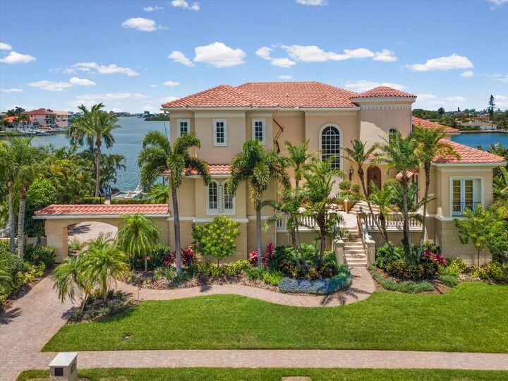 Property Photo: 6224 Pasadena Point Boulevard FL 33707