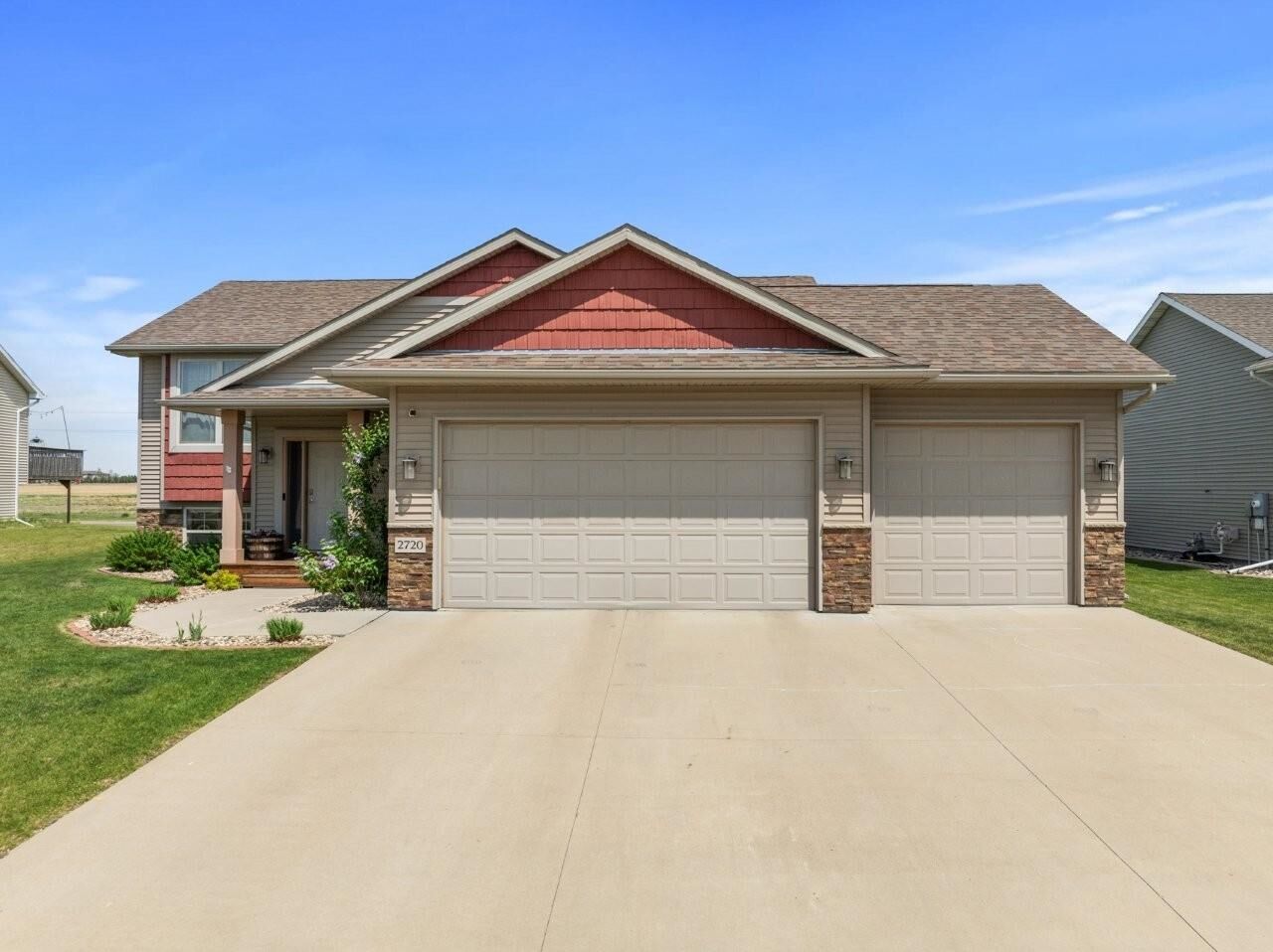 Property Photo: 2720 Heritage Dr NW ND 58703