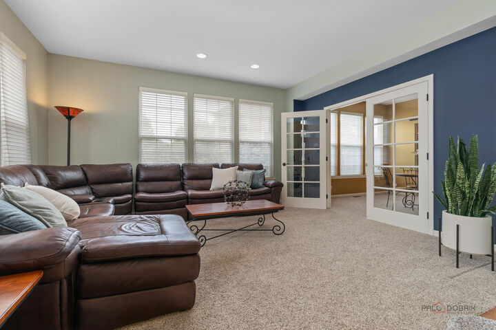 Property Photo:  332 Colonial Drive  IL 60061 
