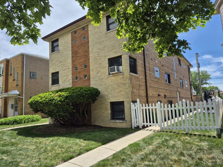 Property Photo:  5855 W Higgins Avenue Gf  IL 60630 
