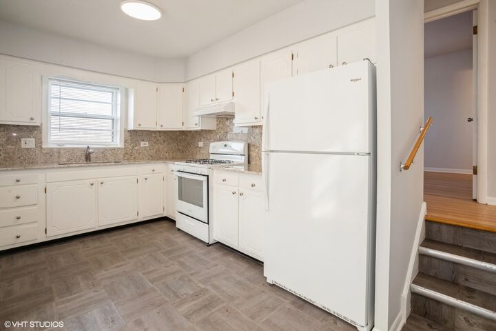 Property Photo: 1022 Arnold Court 2 IL 60016