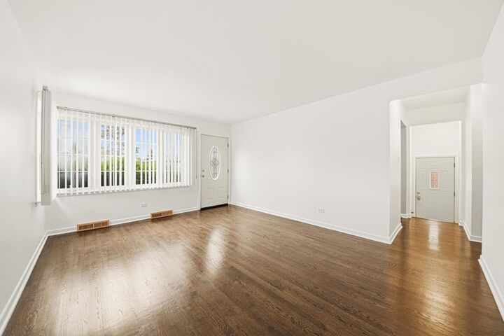 Property Photo:  5013 N Oneida Avenue  IL 60706 