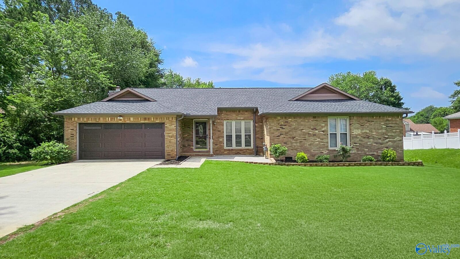 Property Photo:  230 Pin Oak Drive  AL 35758 