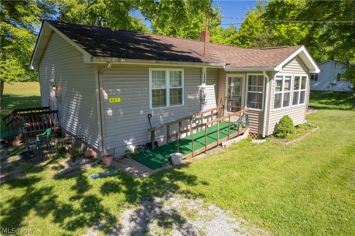 Property Photo:  887 State Route 534 NW  OH 44444 