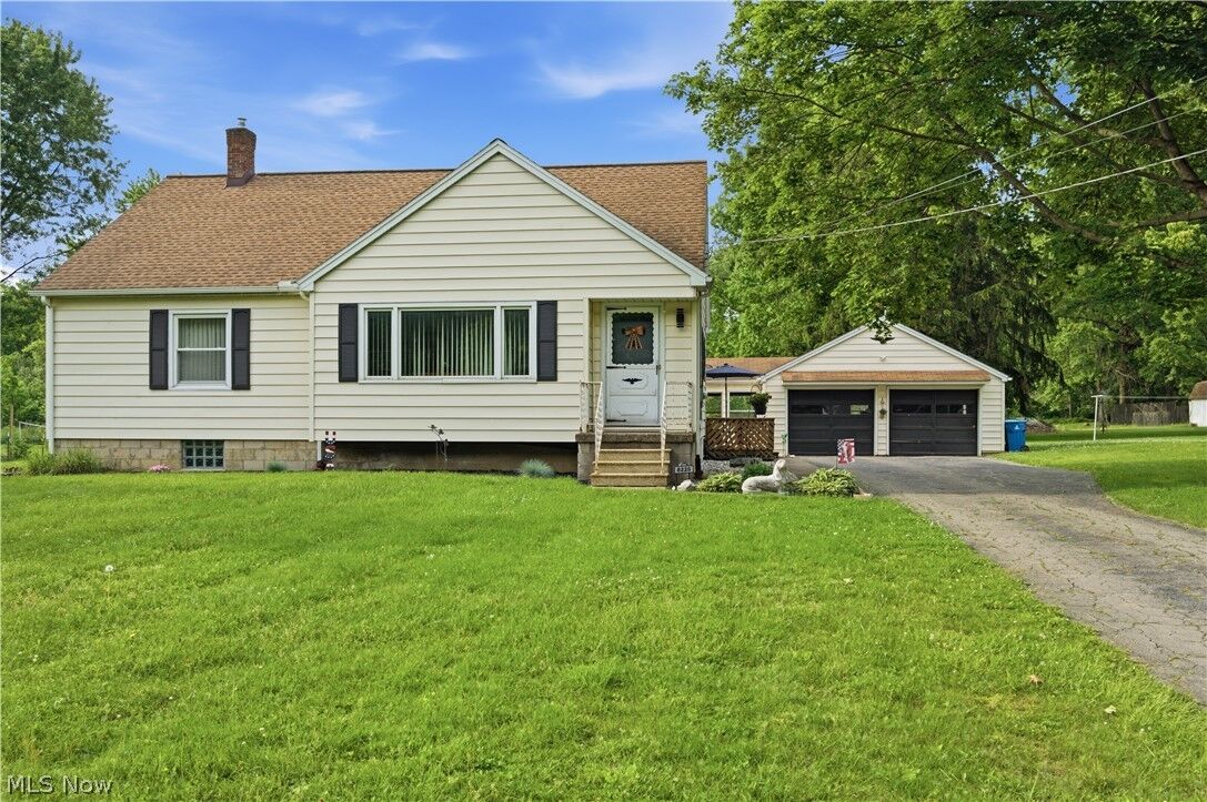 Property Photo: 8225 Kenyon Drive SE OH 44484