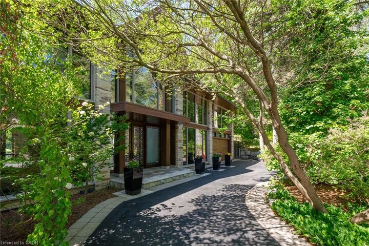 Property Photo: 1510 Pinetree Crescent ON L5G 2S8