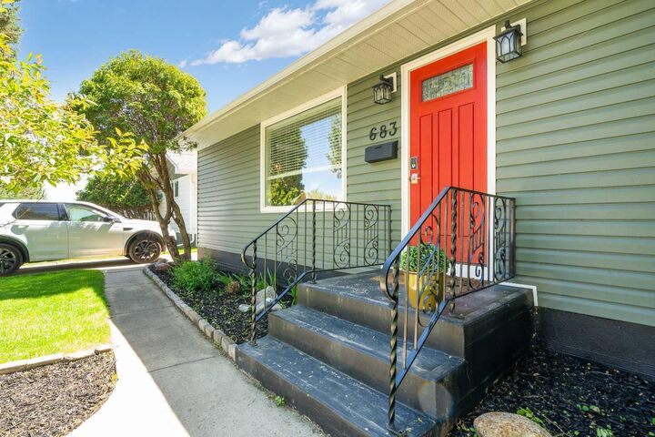 Property Photo:  683 7 Street SW  AB T1A 4K9 
