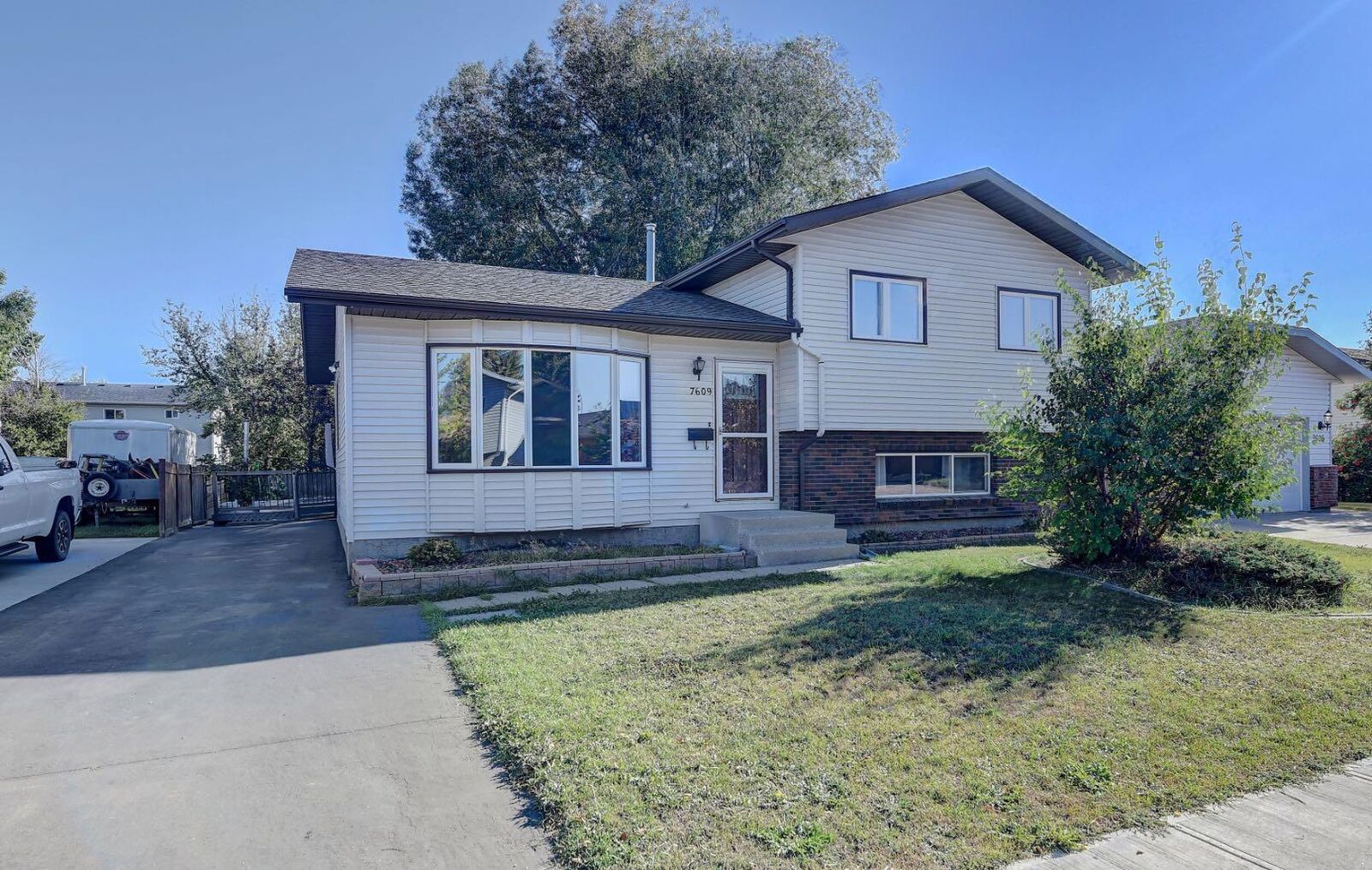 Property Photo: 7609 103 Street AB T8W 1Y8