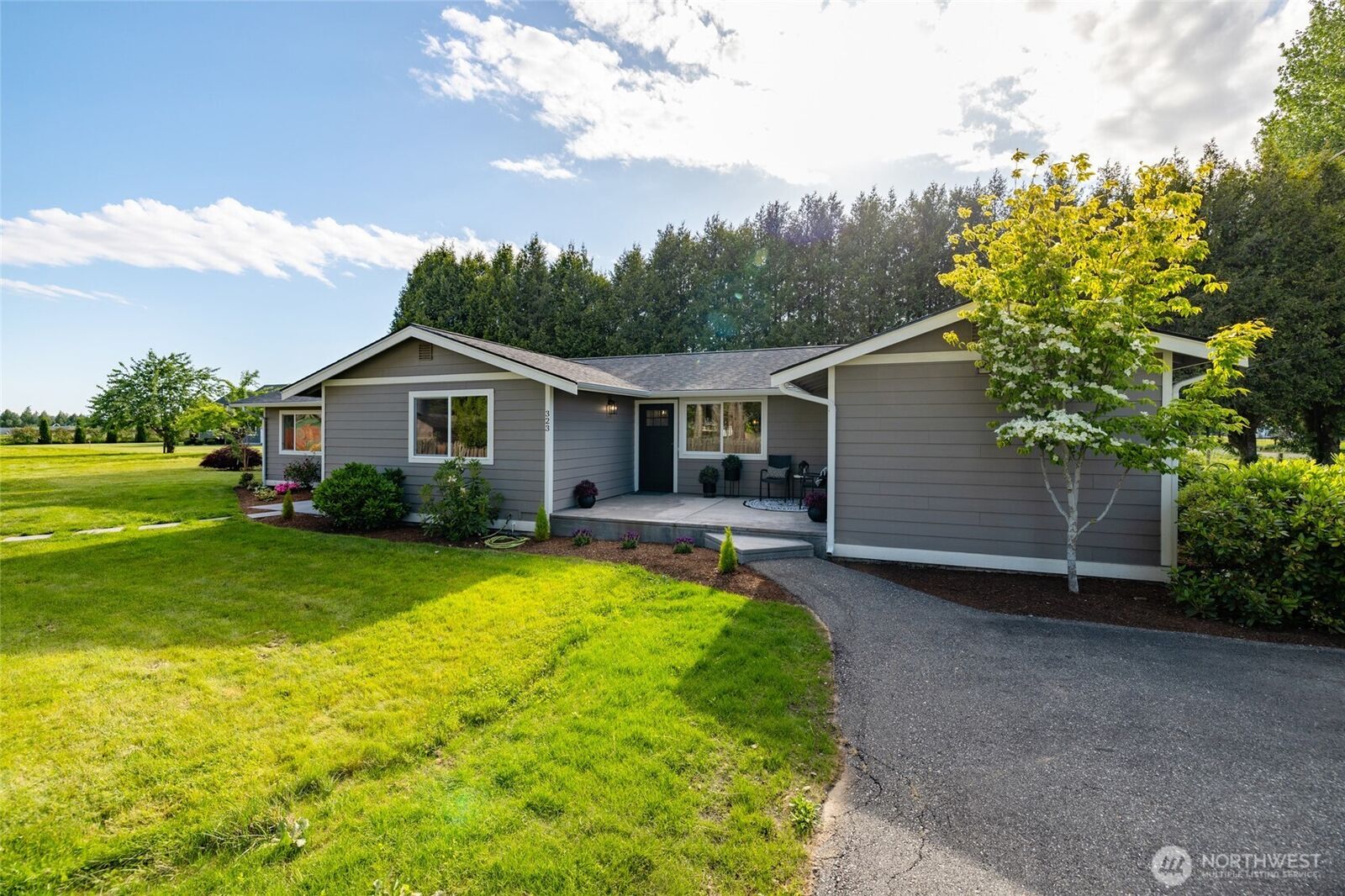Property Photo: 323 W King Tut Road WA 98226