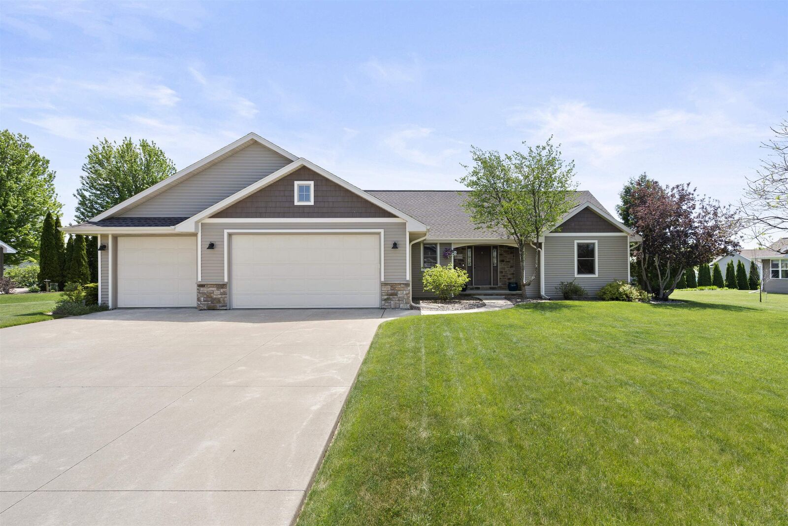 Property Photo:  W7133 Englewood Drive  WI 54942-8108 