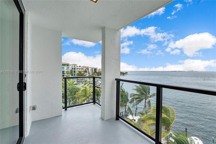 Property Photo:  1600 S Bayshore Ln 6A  FL 33133 