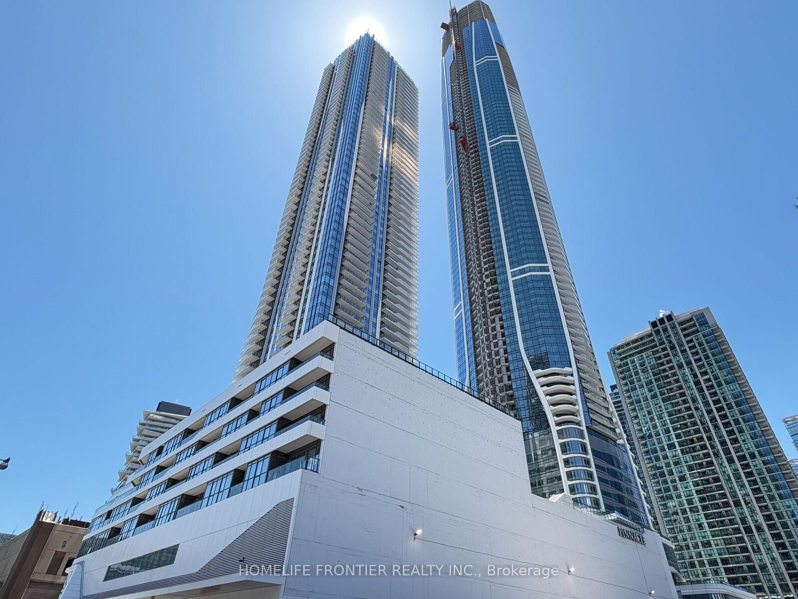 Property Photo:  28 Freeland Street 5403  ON M5E 0E3 