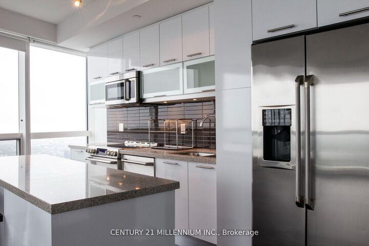 Property Photo:  388 Yonge Street 7002  ON M5B 0A4 