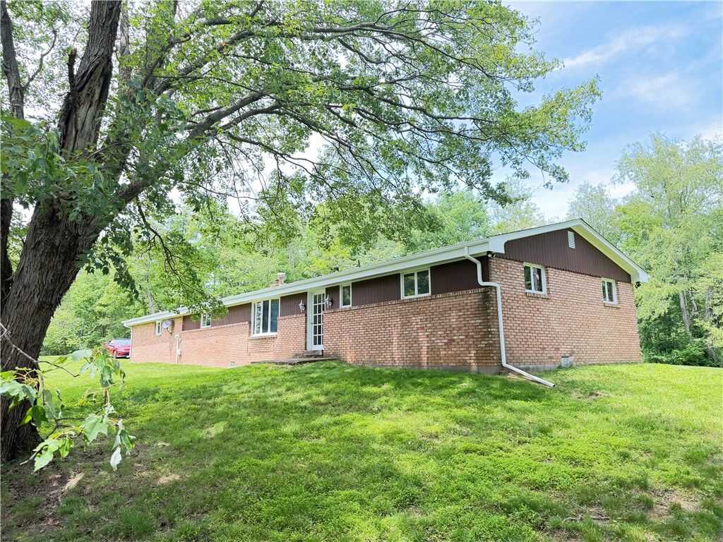 Property Photo:  207 Munntown Rd.  PA 15330 