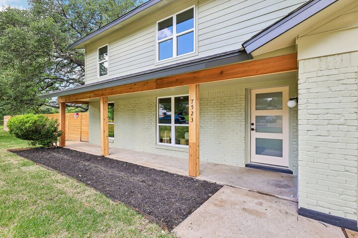 Property Photo: 7523 Glenhill Road TX 78752
