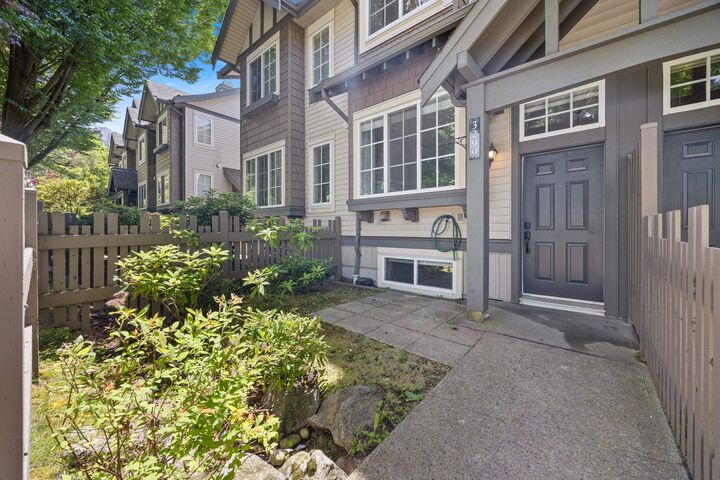 Photo de la propriété:  3299 Beaverbrook Drive  BC V3J 7Y2 