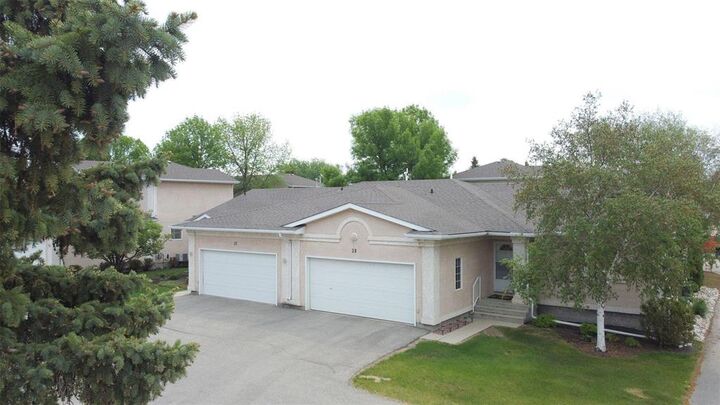 Property Photo:  650 Warde Avenue  MB R2N 3Z7 