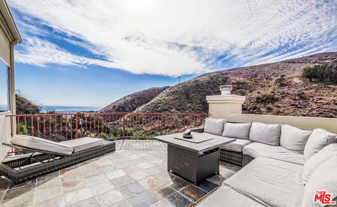 Property Photo:  4345 Escondido Trl  CA 90265 