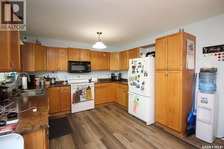 Property Photo:  622 9th Street W  SK S0N 2M0 
