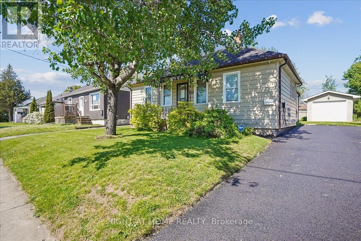 Property Photo:  809 Rowena Street  ON L1H 4Z6 