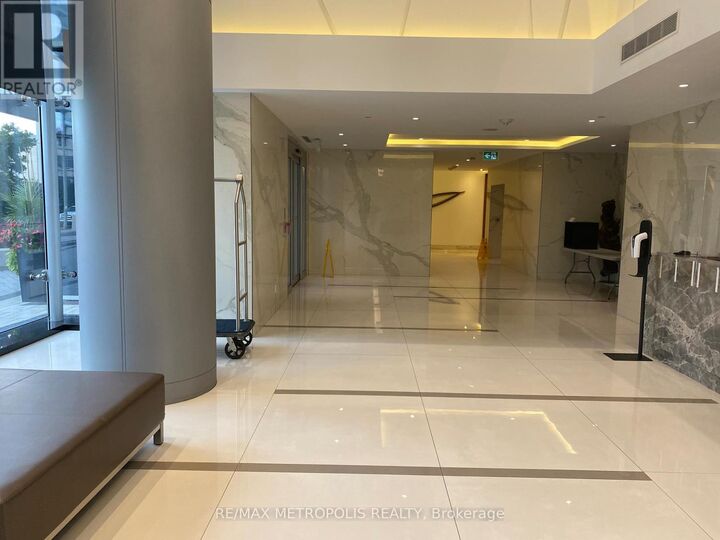 Property Photo:  255 Village Green Square 609  ON M1S 0L3 