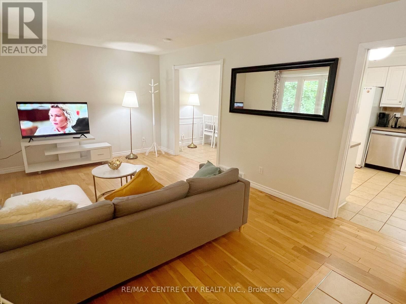 Property Photo:  116 Paperbirch Crescent East Upper Unit  ON N6G 1L7 