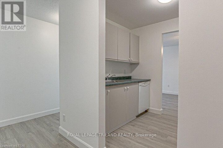 Property Photo:  733 Deveron Crescent 212  ON N5Z 4X7 