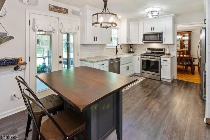 Property Photo:  7 Crest Dr  NJ 07853 