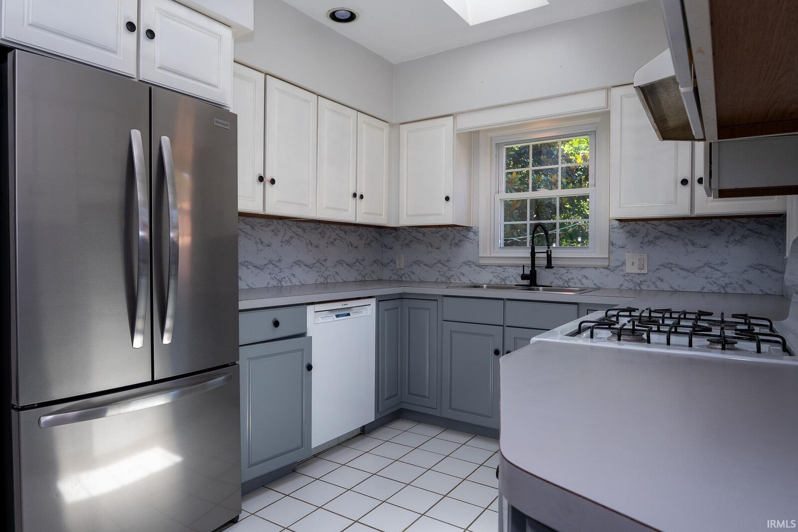Property Photo:  3211 E Gum Street  IN 47714 