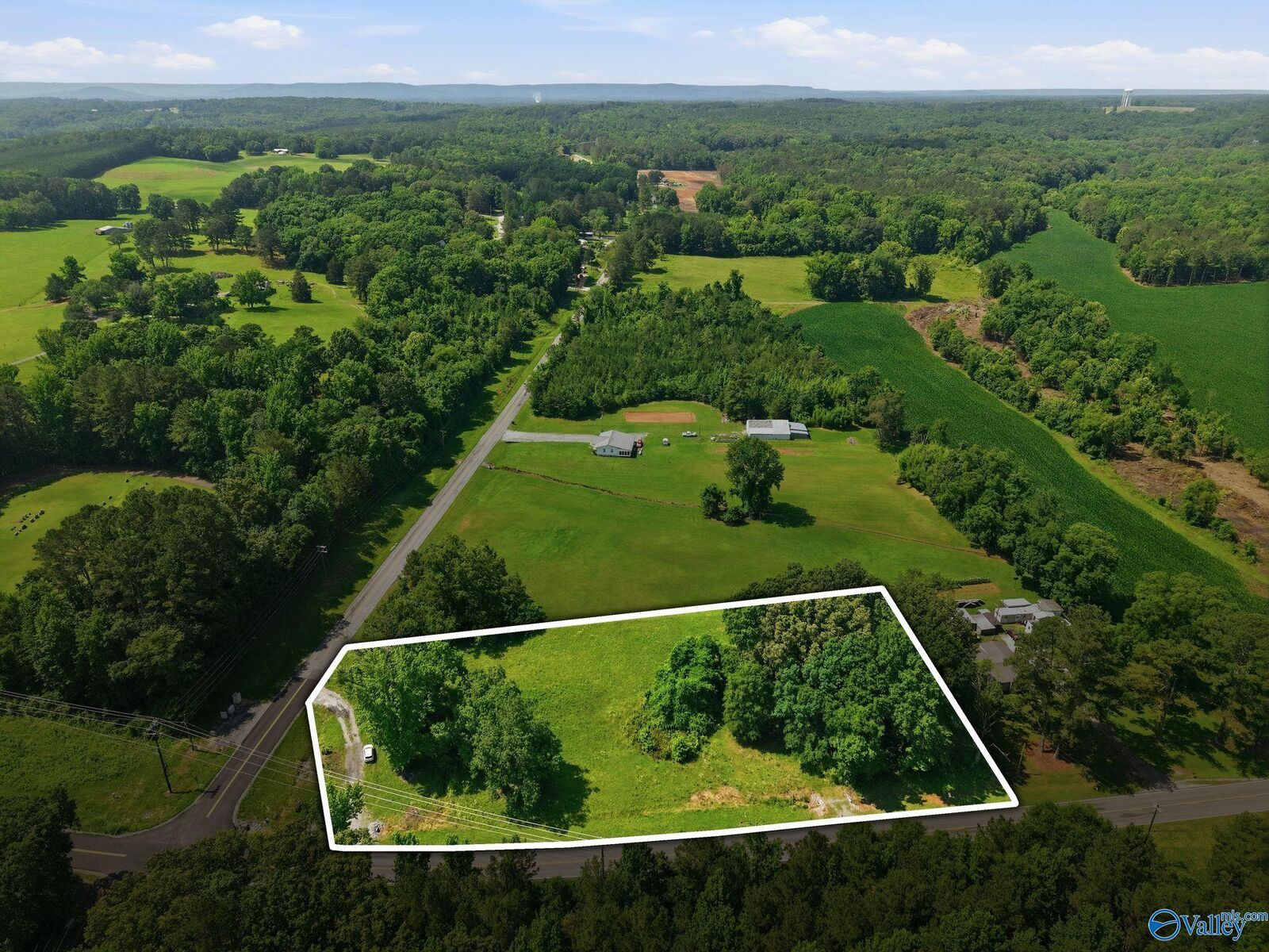 Property Photo: 3563 East Upper River Road AL 35670