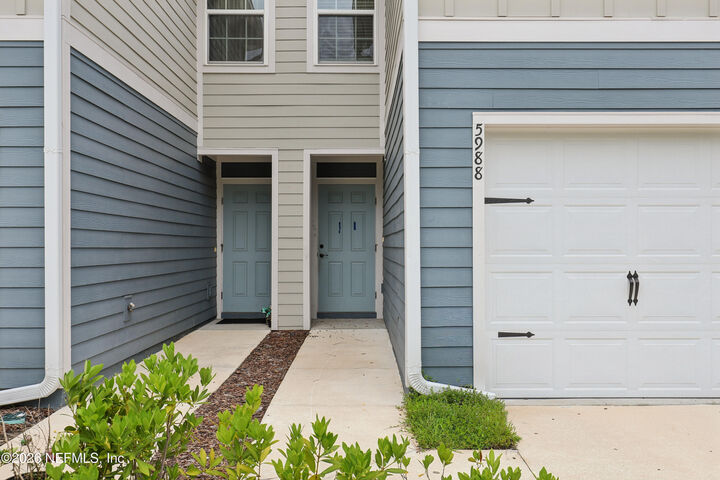 Property Photo:  5988 Creekside Crossing Drive  FL 32210 