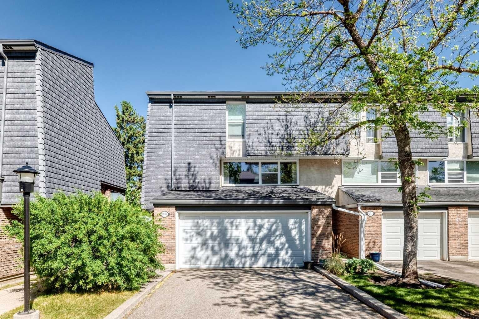 Property Photo:  400 Brae Glen Crescent SW  AB T2W 1B6 
