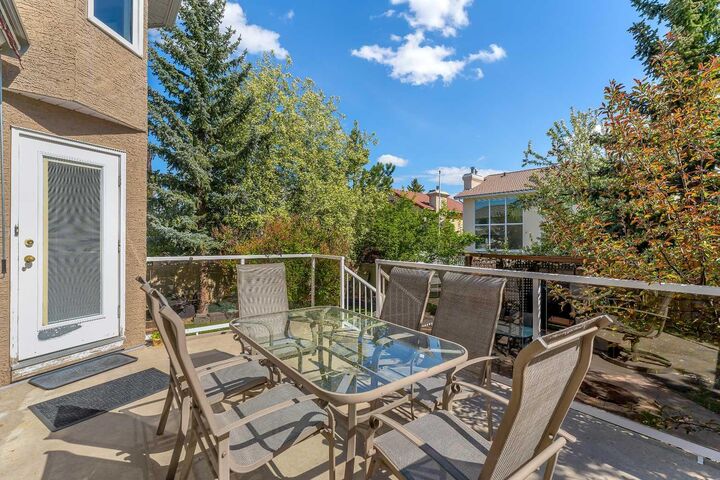 Property Photo:  33 Edgevalley Way NW  AB T3A 4X7 