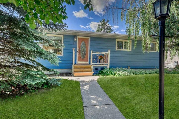 Property Photo: 811 Southmount Place SW AB T2W 0R4