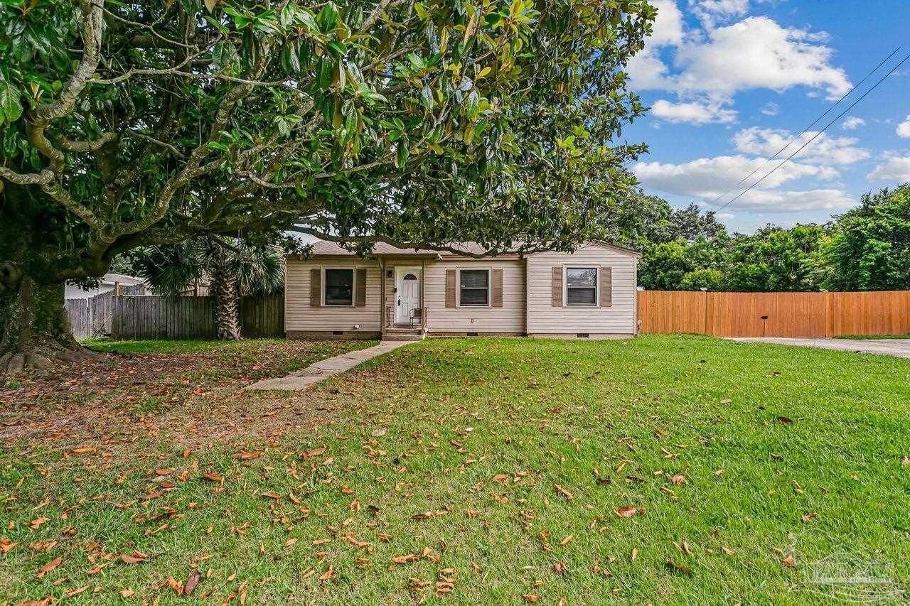 Property Photo:  4904 Birch Ave  FL 32506 