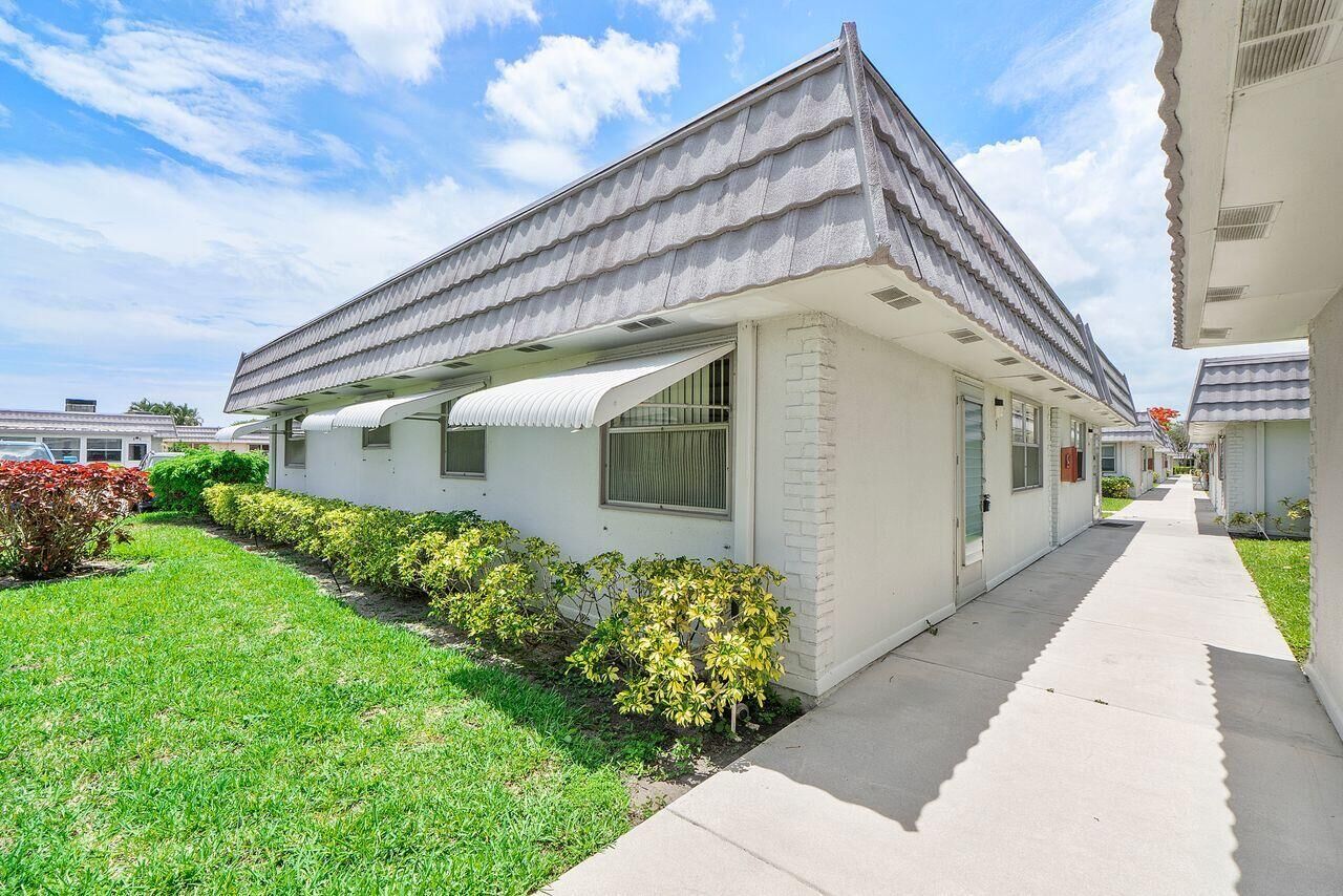 Property Photo:  9 Valencia Trail  FL 33446 