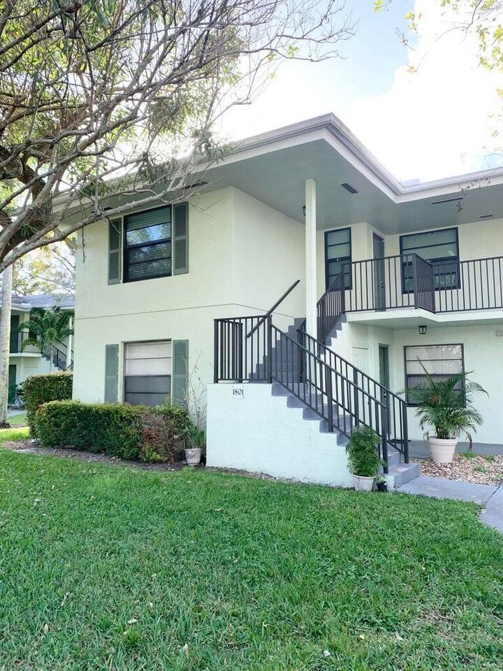 Property Photo: 1801 Sabal Ridge Court E FL 33418