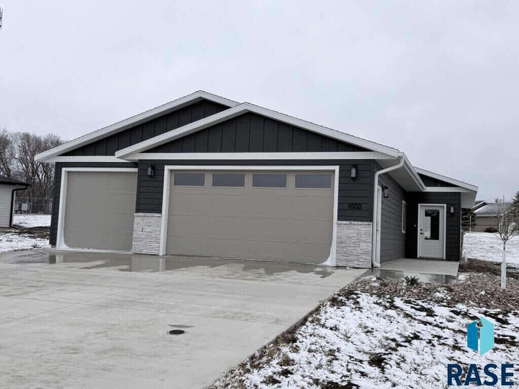 Property Photo: 1002 S 6th Ave IA 51246